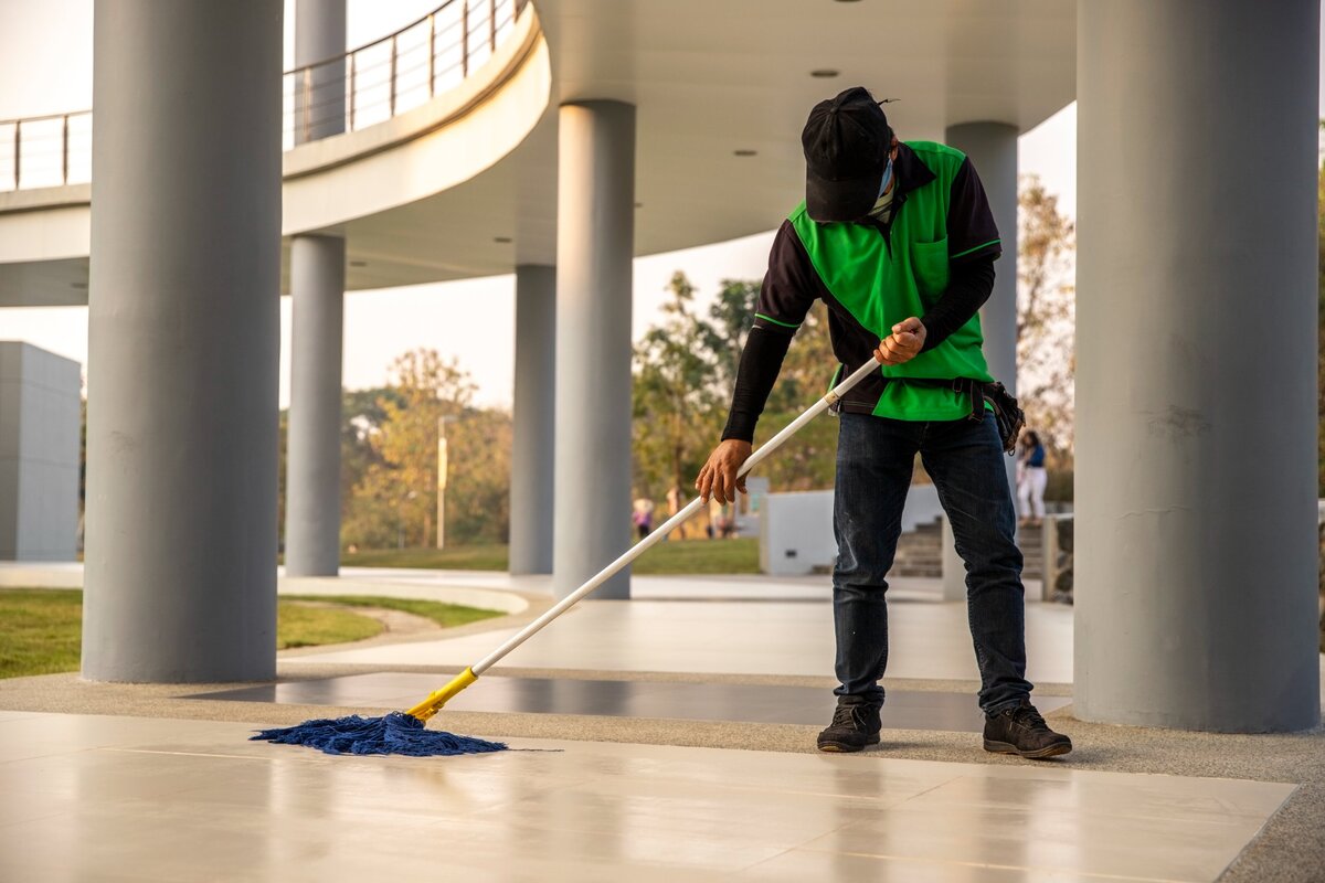 conserje limpiando patio de comunidad